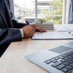 Real estate agents present and advise clients on the decision to sign insurance contracts. buy and sell house Offers mortgage loans and home insurance.