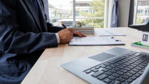 Real estate agents present and advise clients on the decision to sign insurance contracts. buy and sell house Offers mortgage loans and home insurance.
