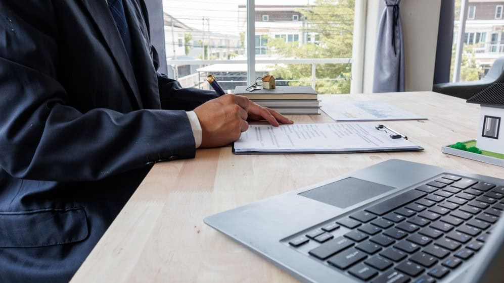 Real estate agents present and advise clients on the decision to sign insurance contracts. buy and sell house Offers mortgage loans and home insurance.