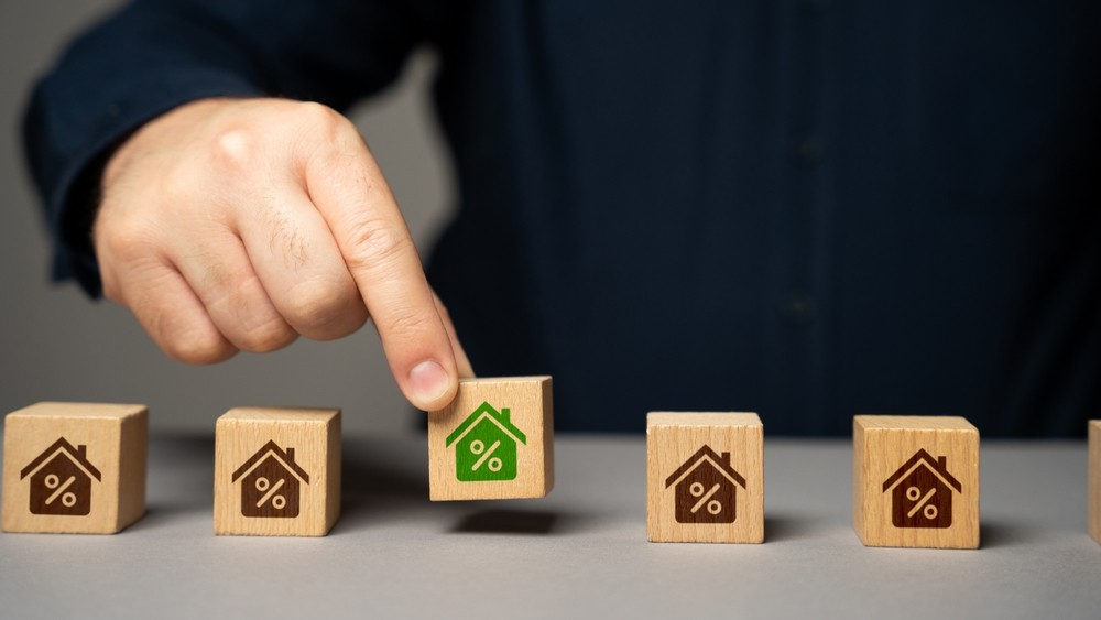 Choosing the best mortgage on the market. Guidance and help to navigate the different mortgage options. Comparing interest rates and fees, reviewing lender reputation, understanding preferences.